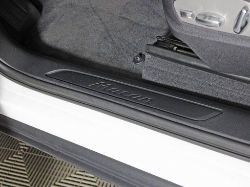 Used 2024 Porsche Macan w/ Premium Plus Package image 18