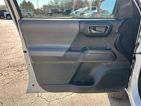 Used 2016 Toyota Tacoma SR image 11