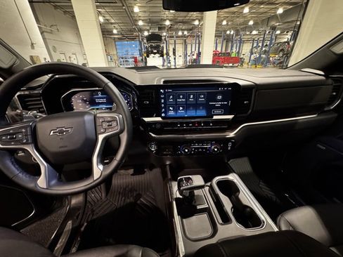 Used 2025 Chevrolet Silverado 1500 LT Trail Boss w/ Convenience Package II image 11