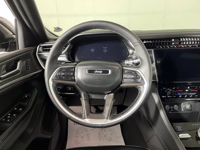 Used 2025 Jeep Grand Cherokee Limited AWD/4WD image 19