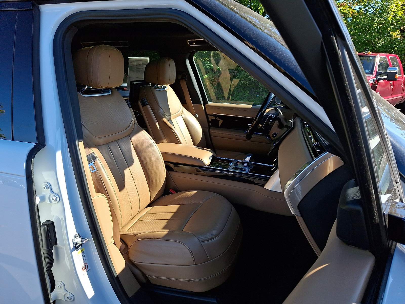 Used 2023 Land Rover Range Rover Long Wheelbase SE AWD/4WD image 3