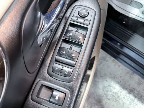 Used 2014 Chrysler Town & Country Touring image 13