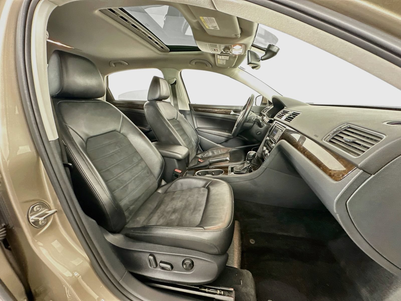 Used 2015 Volkswagen Passat TDI SEL Premium FWD image 29