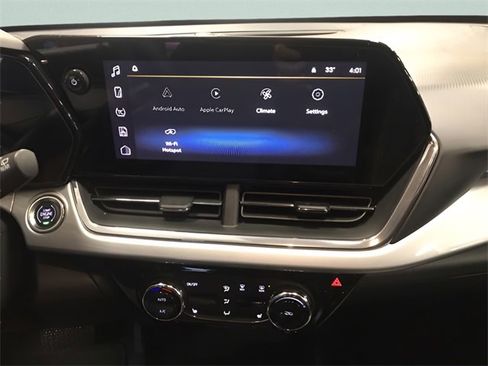 Used 2025 Chevrolet Trax LT w/ LT Convenience Package image 18