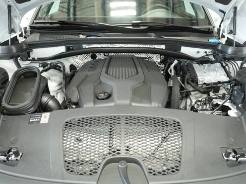 Certified 2025 Porsche Macan AWD/4WD image 30