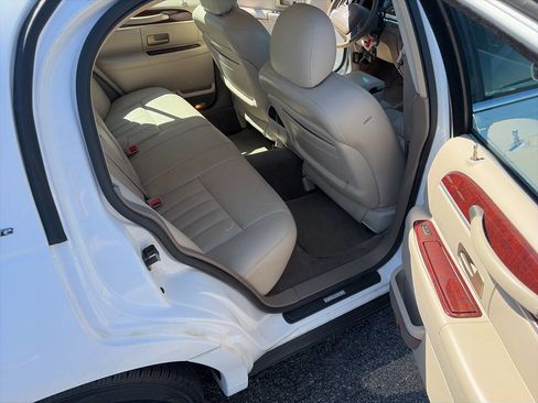 Used 2004 Lincoln Town Car Signature image 12