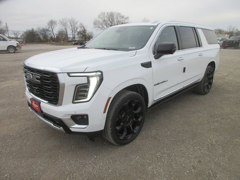New 2026 GMC Yukon XL Denali w/ Denali Reserve Package image 9