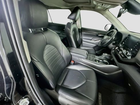Used 2021 Toyota Highlander XLE FWD image 34