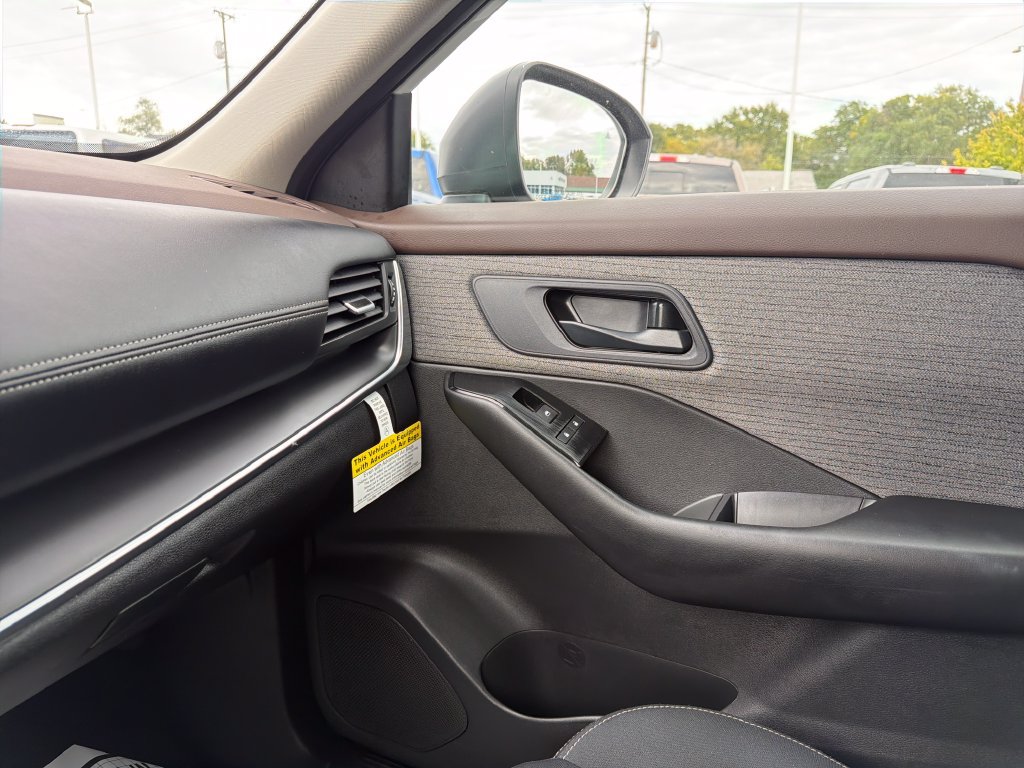 Used 2023 Nissan Rogue S AWD/4WD image 34
