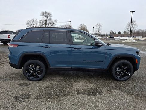 New 2026 Jeep Grand Cherokee Limited w/ Limited Altitude Package AWD/4WD image 9
