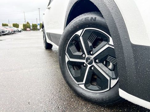 Used 2024 Kia Niro EX image 2