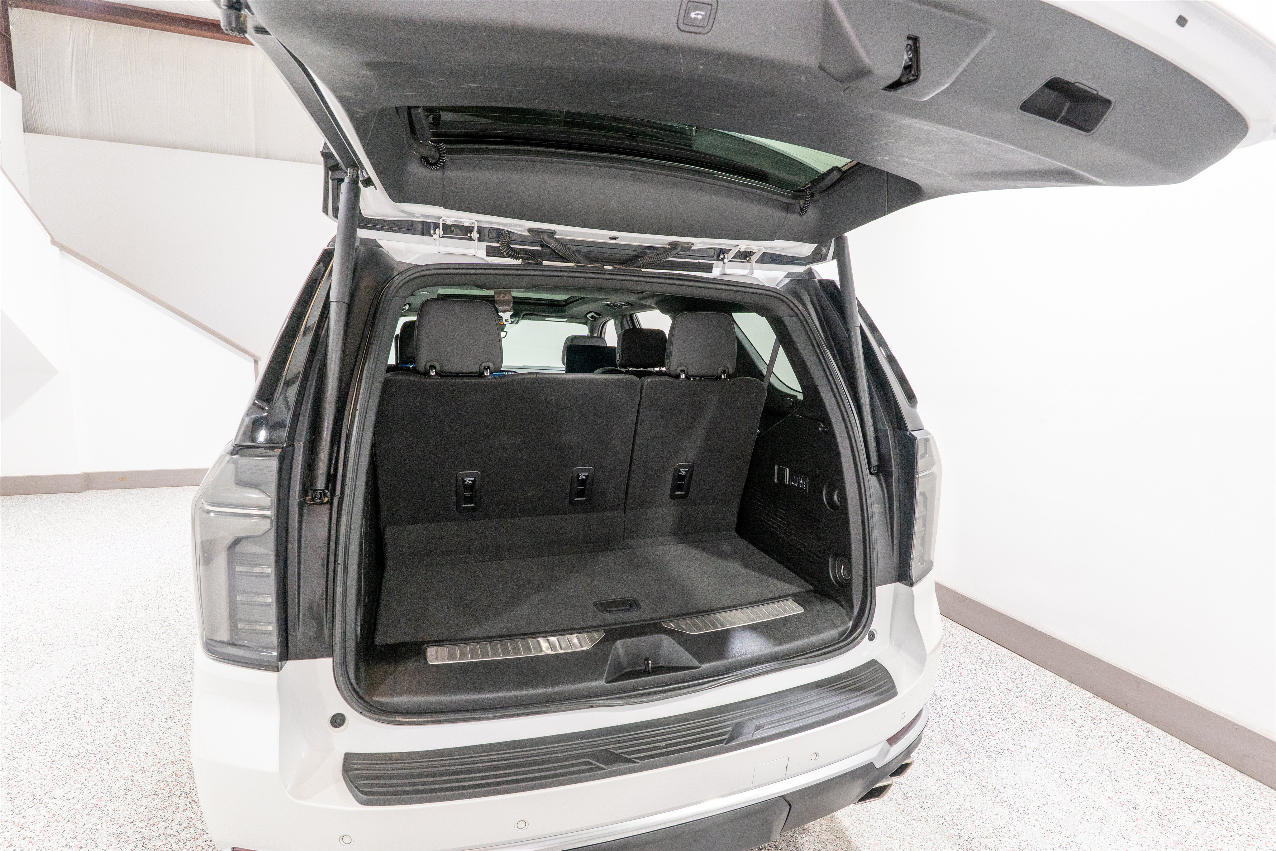 Used 2025 Chevrolet Tahoe High Country AWD/4WD image 38