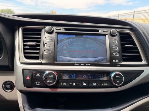 Used 2019 Toyota Highlander XLE AWD/4WD image 28