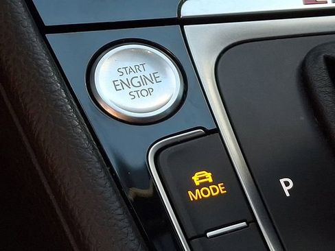 Used 2017 Volkswagen Golf R 4-Door image 26