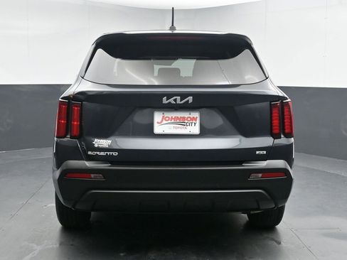 Used 2023 Kia Sorento LX image 7