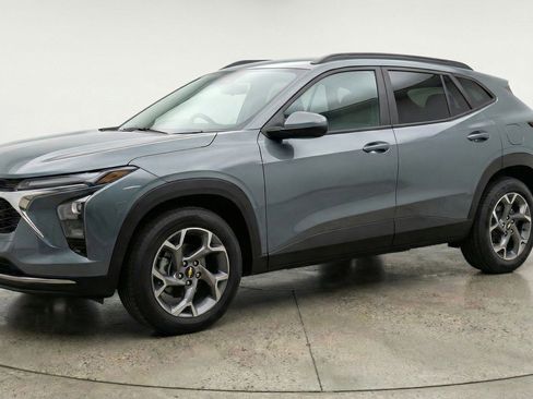 Used 2025 Chevrolet Trax LT w/ LT Convenience Package image 3