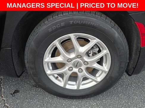 Used 2023 Chrysler Pacifica Touring-L image 17