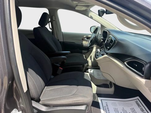 Used 2017 Chrysler Pacifica Touring FWD image 16