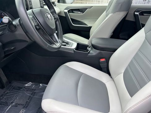 Used 2022 Toyota RAV4 XLE Premium image 11