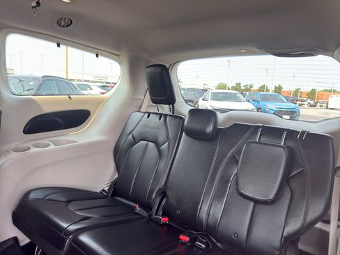 Used 2018 Chrysler Pacifica Touring-L w/ Tire & Wheel Group FWD image 32