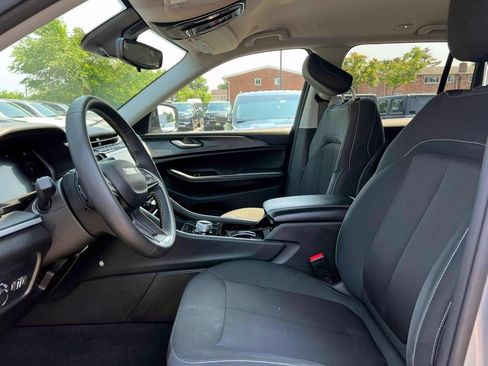 Used 2023 Jeep Grand Cherokee Laredo AWD/4WD image 15