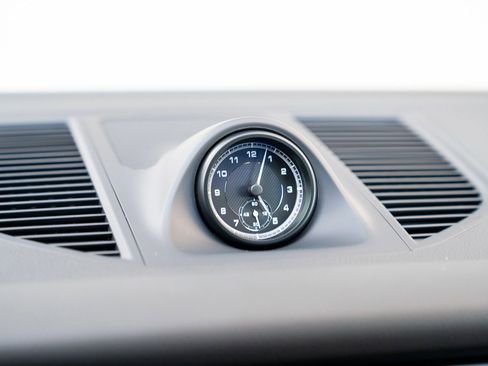 Certified 2025 Porsche Macan image 14