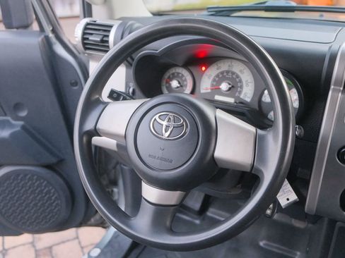 Used 2010 Toyota FJ Cruiser image 17