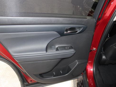 Used 2024 Toyota Highlander XLE image 28