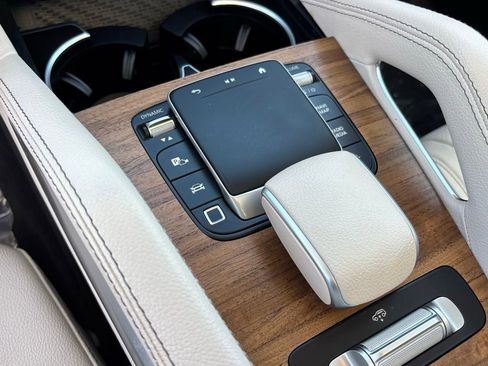 Used 2025 Mercedes-Benz GLS 450 4MATIC image 16