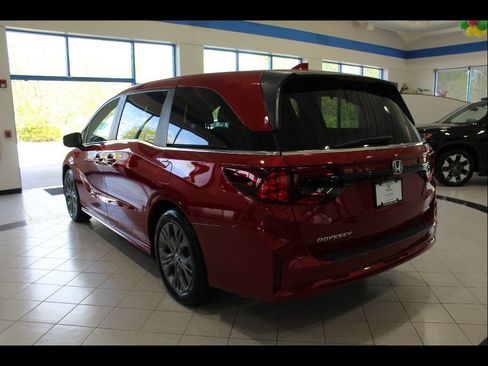 Certified 2025 Honda Odyssey Touring image 7