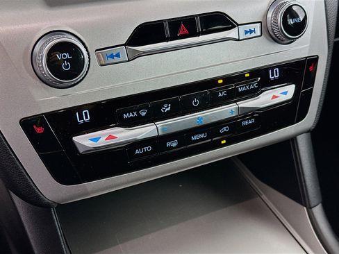 Used 2021 Ford Explorer XLT image 23