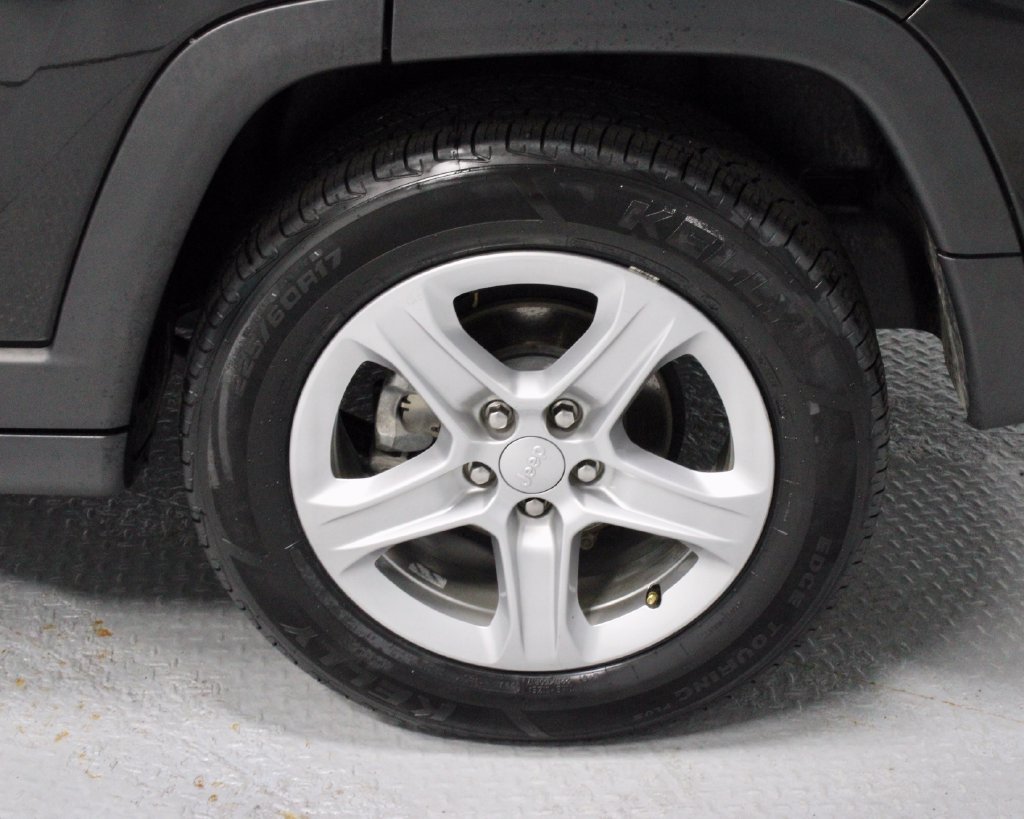Used 2023 Jeep Compass Latitude w/ Sun and Sound Group AWD/4WD image 18