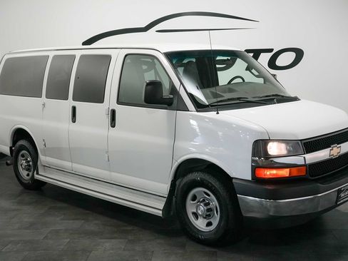 Used 2017 Chevrolet Express 3500 LT w/ LT Preferred Equipment Group RWD image 5