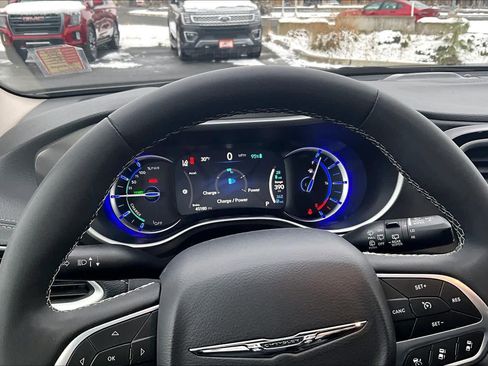 Used 2024 Chrysler Pacifica Select image 18