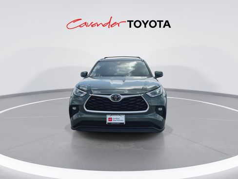 Certified 2024 Toyota Highlander XLE FWD image 3