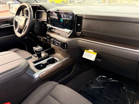 Used 2025 Chevrolet Silverado 1500 LT Trail Boss w/ Convenience Package II AWD/4WD image 31