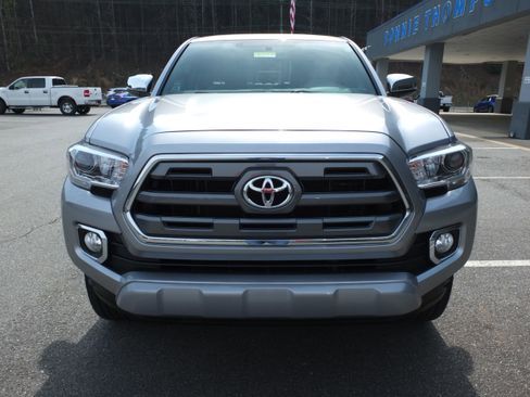 Used 2016 Toyota Tacoma Limited w/ Towing Package image 8