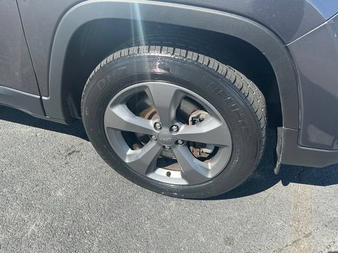 Used 2019 Jeep Cherokee Limited AWD/4WD image 6