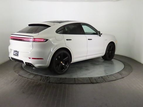 Certified 2025 Porsche Cayenne E-Hybrid Coupe AWD/4WD image 7