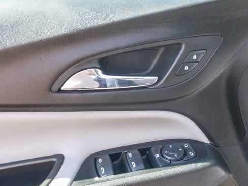 Used 2020 Chevrolet Equinox LS image 19