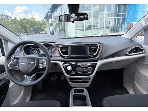 Used 2022 Chrysler Voyager LX FWD image 11