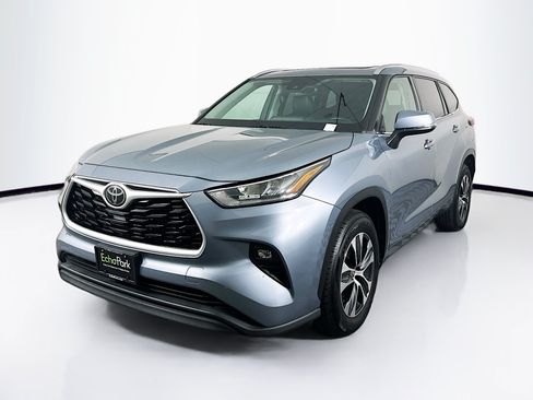 Used 2020 Toyota Highlander XLE FWD image 3