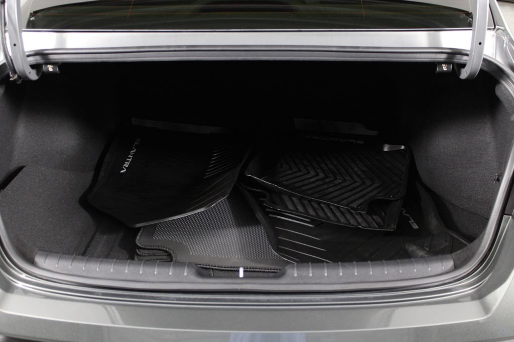 Certified 2025 Hyundai Elantra Sport FWD image 18