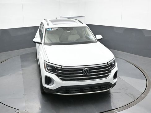 Used 2024 Volkswagen Atlas SE w/ Panoramic Sunroof Package image 54