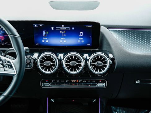 Used 2025 Mercedes-Benz GLA 250 4MATIC image 11