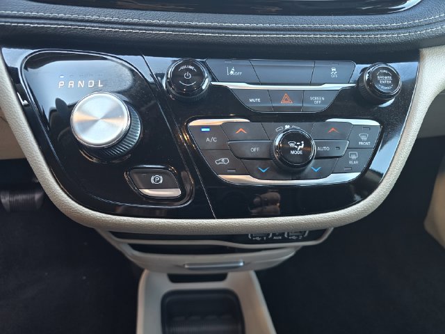 Certified 2022 Chrysler Pacifica Touring-L FWD image 11