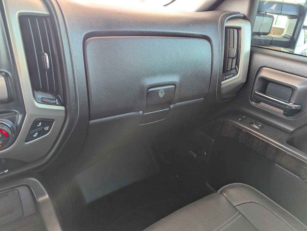 Used 2015 GMC Sierra 2500 Denali w/ Suspension Package, Off-Road AWD/4WD image 28