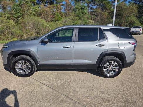 Used 2025 Chevrolet Equinox LT image 2