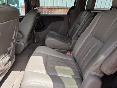 Used 2015 Chrysler Town & Country Touring FWD image 17