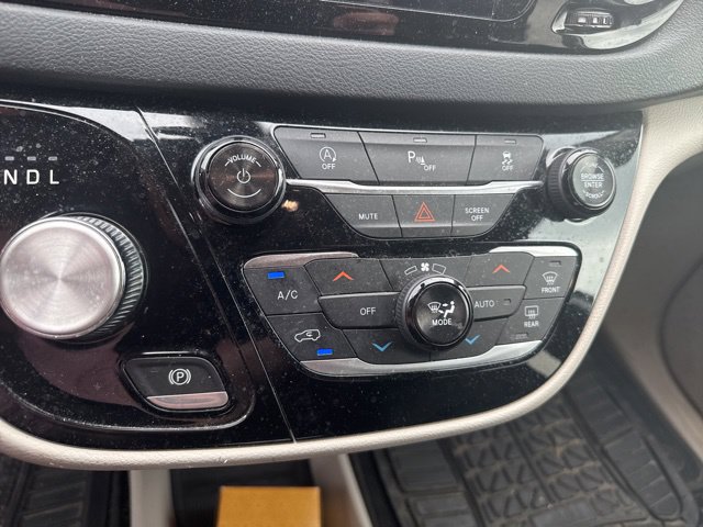 Used 2018 Chrysler Pacifica Touring-L FWD image 20